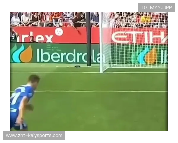 足球门将神奇双连扑震撼全场，解说直喊太离谱